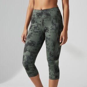Athleta Chaturanga Capri Athletic Leggings in Green Cloud Size Medium